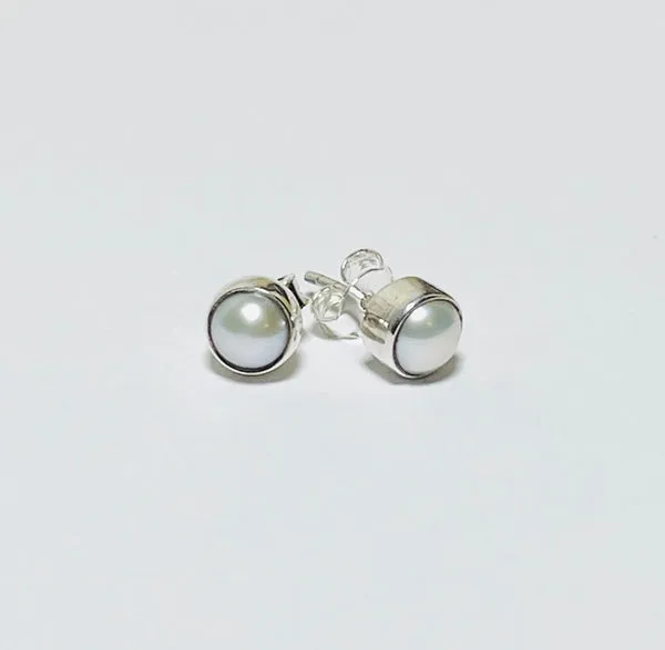 Round Pearl Studs 2 (CH64)